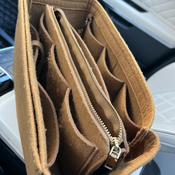 Louis Vuitton Speedy 35 in Monogram - Picture 15 of 17